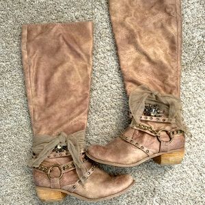 Women’s size 8 knee boot